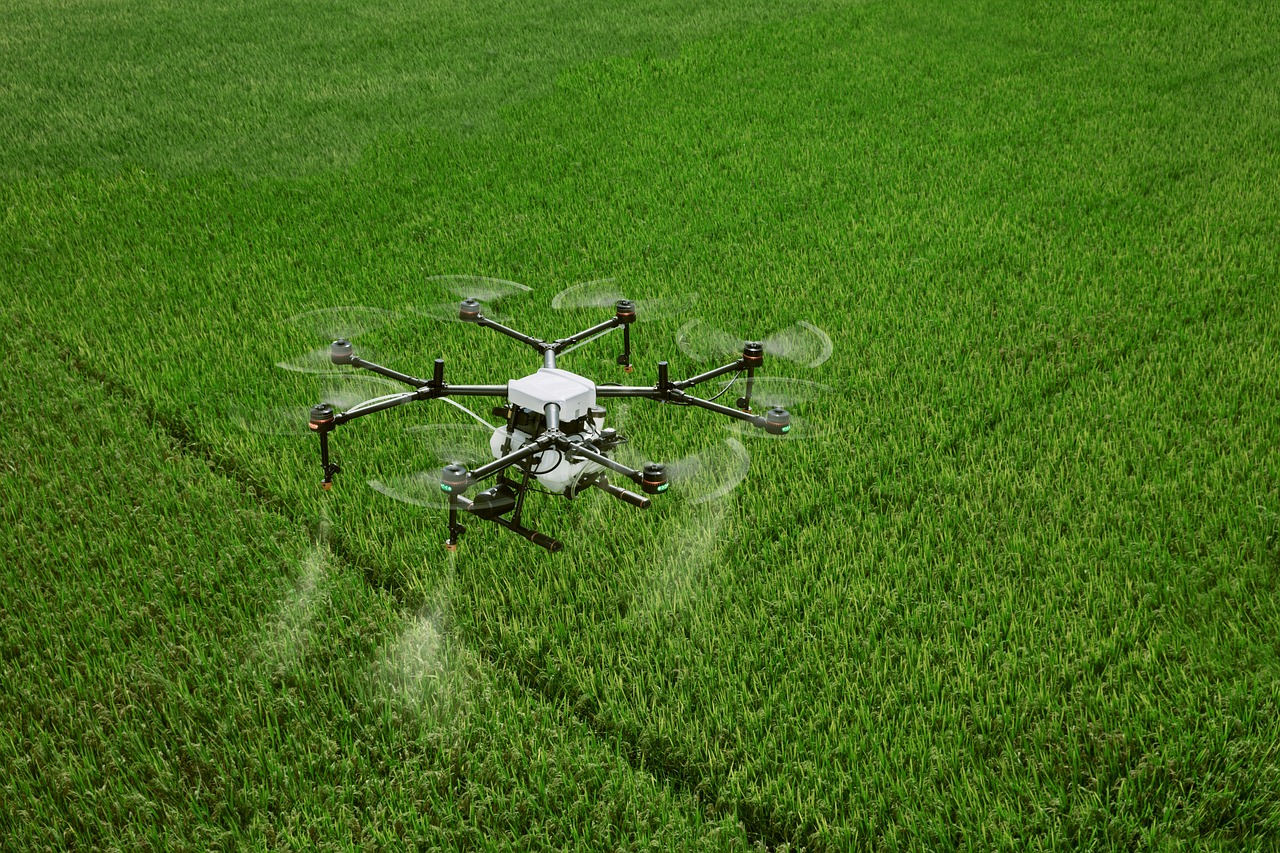 Dron pulverizando cultivo extensivo